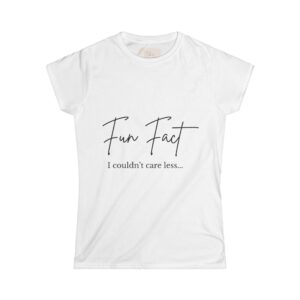 Weisses Damen T-Shirt mit Aufdruck "Fun Fact – I couldn't care less" in schwarzer Schreibschrift